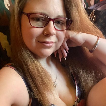 Portrait auf der Couch allein