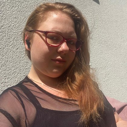 Portrait im Garten in der Sonne