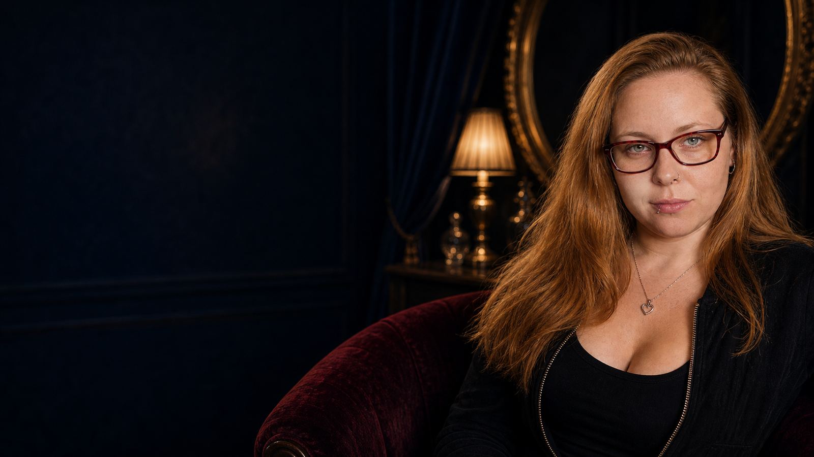 Professionelles Portrait einer elegant gekleideten erwachsenen Frau in einer dunklen Midnight-Velvet-Lounge